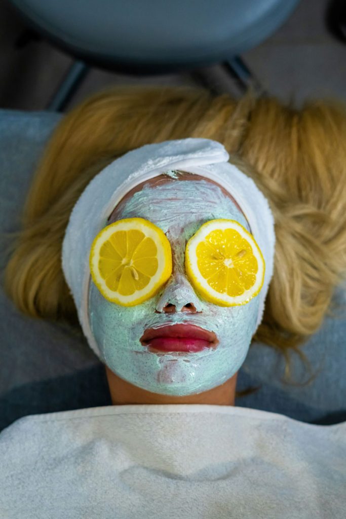 facemask and slices of lemon